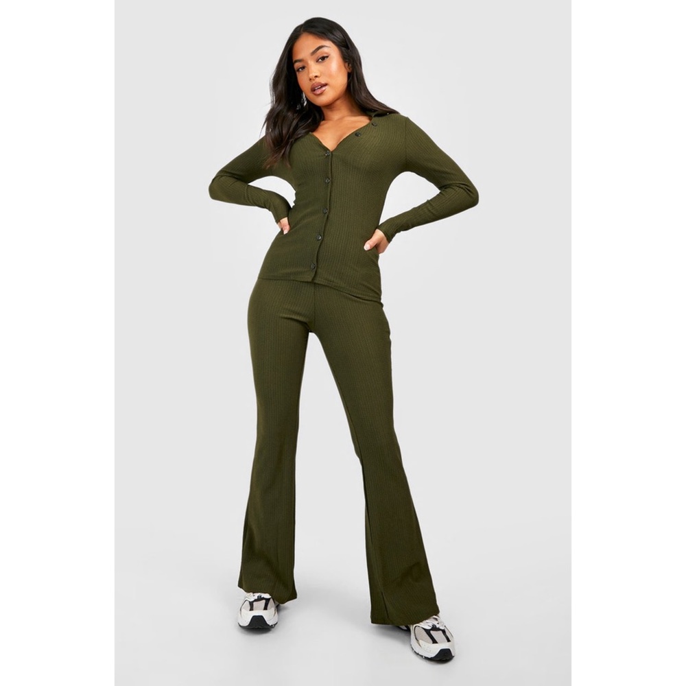 PETITE CRINKLE RIB FLARE Boohoo